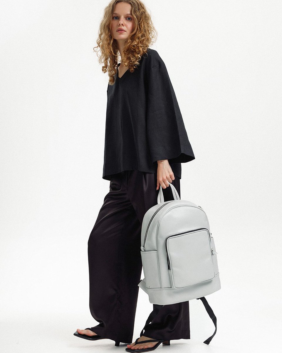 Pantone визначив колір 2026 року — ним став «хмарний танцівник» (Cloud Dancer)

Не знаємо чи попадаємо в тон, але білі рюкзаки/сумки ми теж дуже любимо🤍