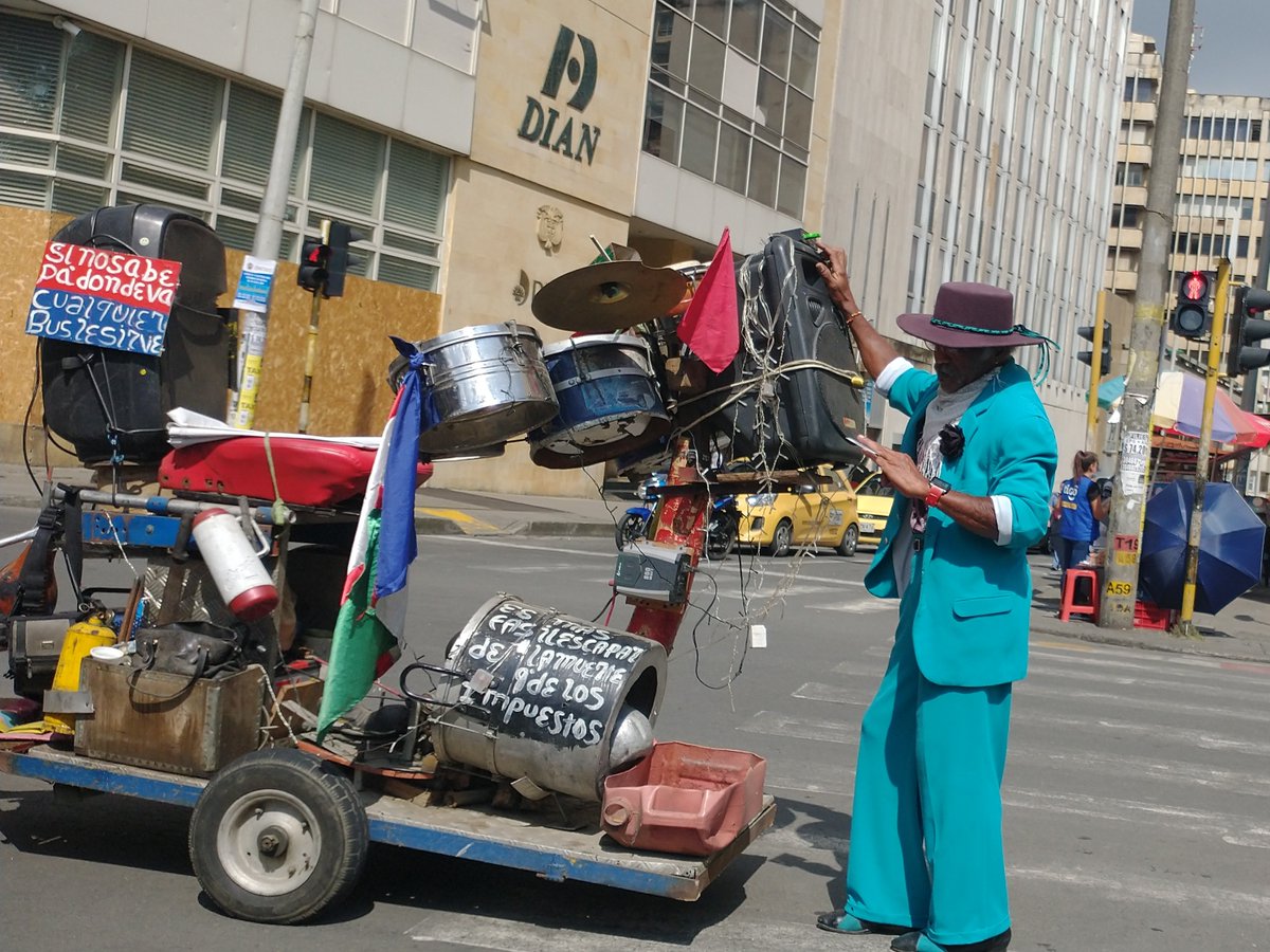 El tributo que hace la música en las calles. Captado en el centro de Cali. De la colección instagram.com/grafica_popula…