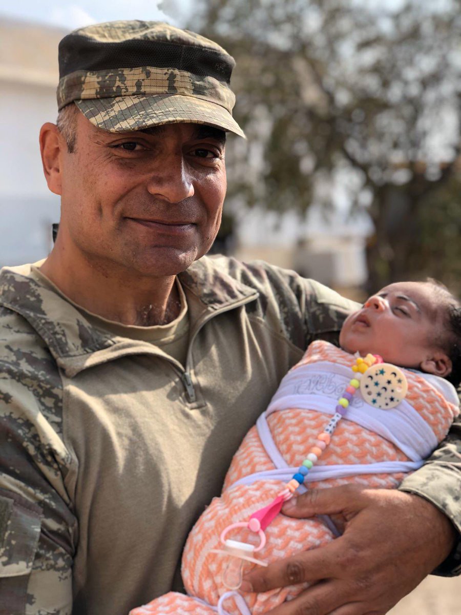 "Teğmenler geri dönsün ben atılayım" dedi. 
Albay Alper Topsakal.

Bu Adam yeteri kadar konuşulmuyor bu ülkede. 
Bu Adam ülkede yitirildiği düşünülen değerlerin durduğunu gösteren ve ümitleri tazeleyen Adamdır. 

Teğmen iken aynı taburda idik. Taburun en sporcu ve en güçlü