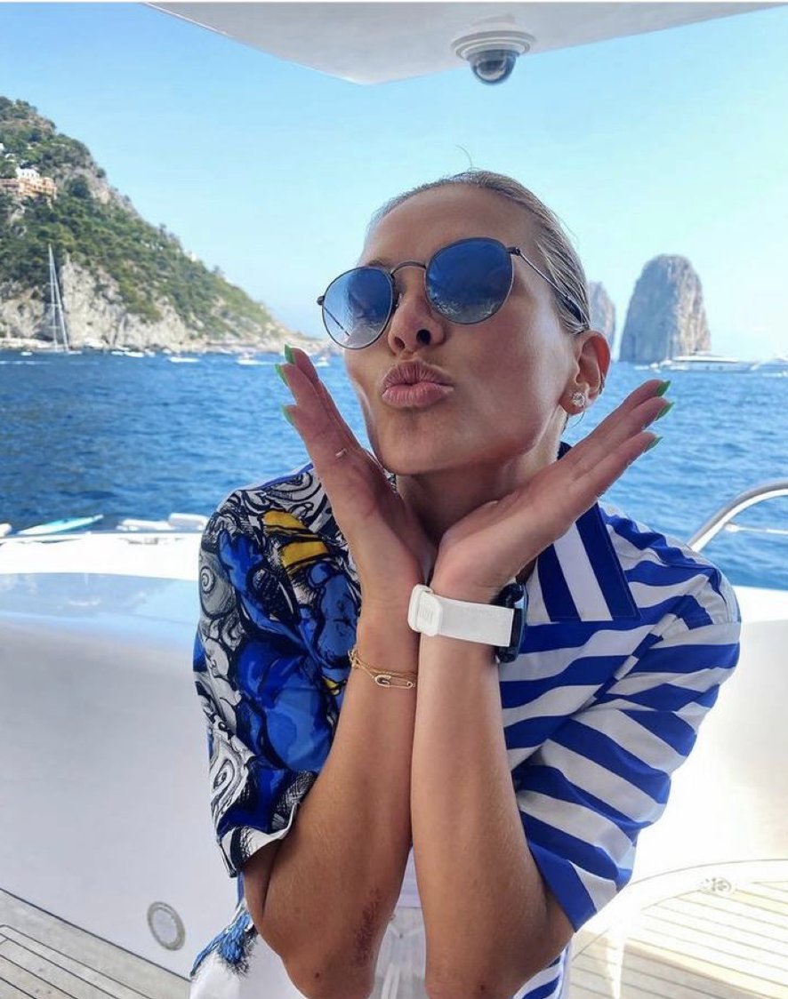 ANONYM0USITALIA's tweet photo. Vi presento Polina.
Ama viaggiare. A 21 anni ha comprato un appartamento a Kensington-Londra del valore di 5,15 milioni di euro:   pagato in contanti e senza mutuo.

E’ la figlia illegittima del ministro degli Esteri russo Lavrov e vive in quest'Europa odiata maledetta https://t.co/LYhMDzxX8V