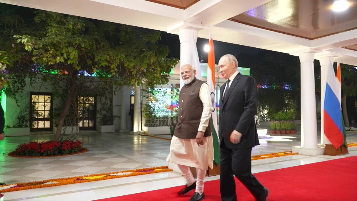 Rohtashmandan25's tweet photo. @sucherita_k प्रधानमंत्री हाउस से रूस के राष्ट्रपति श्री व्लादिमीर पुतिन व मोदी की तस्वीरे ।
#ModiInIndia #ModiVisitIndia https://t.co/iSQjxNAXHl