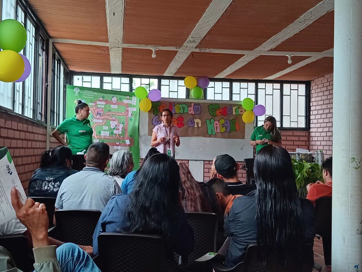 URestitucion's tweet photo. ✅Con el propósito de implementar el piloto de la estrategia ‘Tejedoras Comunitarias de la Restitución’, junto a la organización de mujeres de Hacaripaz, en #Hacarí, Norte de Santander, la #URT en articulación con la comunidad, desarrolló espacios de liderazgo comunitario.

🌱Estas jornadas promovieron la incorporación de biopreparados orgánicos como herramienta para el cuidado del medioambiente y el fortalecimiento del empoderamiento local.

🫱🏼‍🫲🏽Esta iniciativa permitió avanzar en el desarrollo de capacidades comunitarias, fortalecer la participación y fomentar la apropiación de alternativas productivas sostenibles en el territorio. Con estas acciones, el #GobiernoDelCambio le cumple con dignidad a las comunidades.