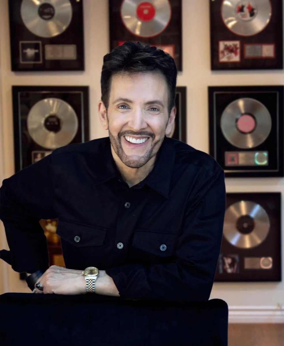 infoari's tweet image. UM ANJO: Em entrevista à People, o treinador vocal de Ariana Grande, Éric Vetro, revelou que Ariana estava ajudando OUTRAS atrizes que também faziam o teste para interpretar Glinda:

— "Ela ficava encorajando algumas das outras garotas e dizendo: 'Você realmente deveria ir ver…