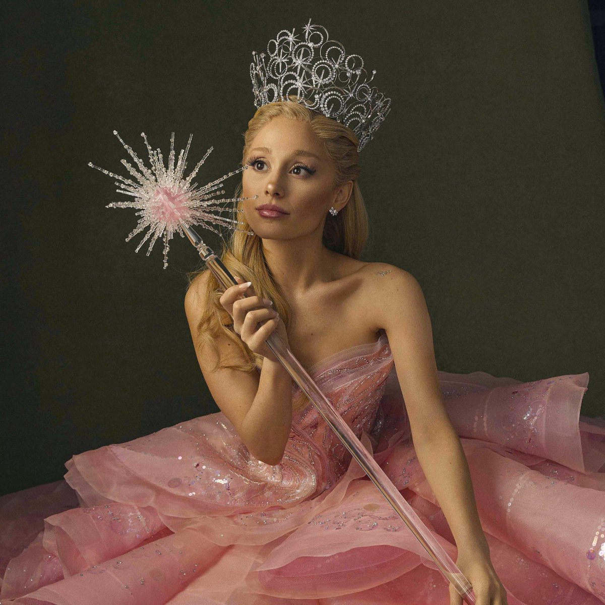 infoari's tweet image. UM ANJO: Em entrevista à People, o treinador vocal de Ariana Grande, Éric Vetro, revelou que Ariana estava ajudando OUTRAS atrizes que também faziam o teste para interpretar Glinda:

— "Ela ficava encorajando algumas das outras garotas e dizendo: 'Você realmente deveria ir ver…