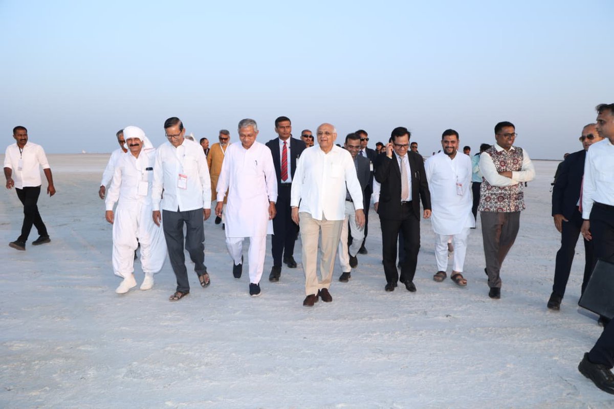 ધોરડોના સફેદ રણનો અલૌકિક અનુભવ.. 

ઢળતા સુરજના લાલ કિરણો શ્વેત સમંદર સમા રણની સાથે ભળી જાય છે, ત્યારે દૂર દૂર સુધી બસ પ્રકૃતિના આ સુંદર નજારાને જોતા જ રહીએ એવી અનુભૂતિ સહજ થાય છે. 

@ રણોત્સવ ૨૦૨૫-૨૬, ધોરડો.