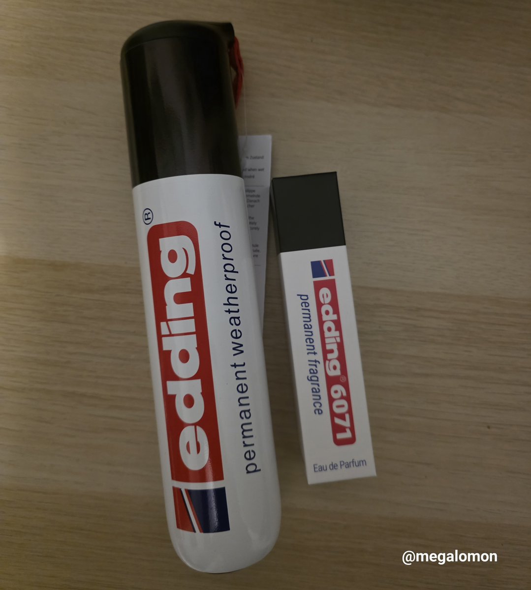 Es riecht leider nicht allzu sehr wie ein Edding, aber trotzdem ganz gut. Wenn man drauf achtet hat es eine kleine Edding Note. Aber ich glaube nicht genug, dass Leute fragen würden, warum ich nach Edding rieche. :D

(Das andere isn Edding Taschenschirm.)