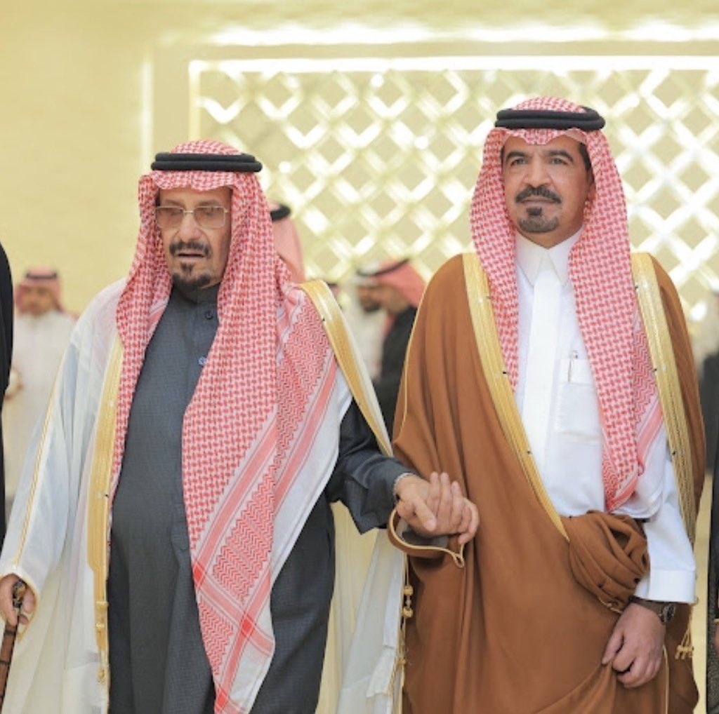 والله إني أعز الأب وإبنه 🤍
👇🏼
ما عندنا للعوج يا شعيل تعديل
وما دامها تمشي على العدل طعها 
-
وإن شفتها قامت تحادى على الميل
بأردى ثمن عند أول السوم بعها
👇🏼
والدنا الغالي الشاعر الكبير العم عبدالله بن عون 
"الله يحفظه ويطول ويبارك بعمره" ينادي
على ابنه الغالي مشعل بـ " شعيل "
عسى