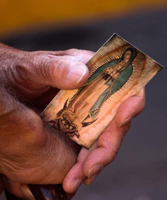 🌙 La oración más bonita para terminar el día en paz y protegido.

Entrégale todo a María antes de dormir. A lo mejor fue un día duro el de hoy, pero María te acompaña en silencio.

Oramos por tus intenciones

🙏 Bendita sea tu pureza
y eternamente lo sea,
pues todo un Dios se