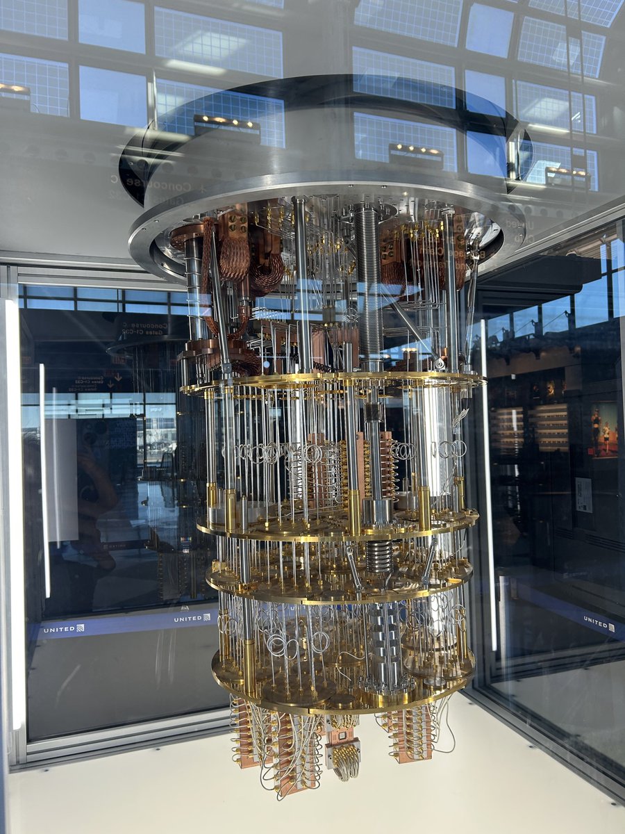 IBMの世界初の統合量子コンピュータの内部だそう。まったくわかりませんがきれい