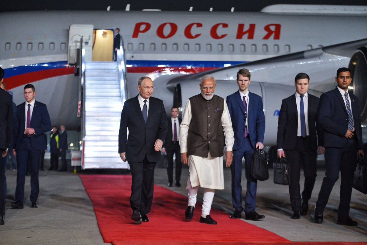 L_ThinkTank's tweet image. [ 🇷🇺 RUSSIE | 🇮🇳 INDE ]

🔸 Vladimir Poutine est arrivé en Inde, où il a été accueilli par le Premier ministre Narendra Modi. Le Premier ministre indien se rejouit de recevoir le Président russe et affirme que l&apos;amitié entre les deux nations est bénéfique pour leurs citoyens.