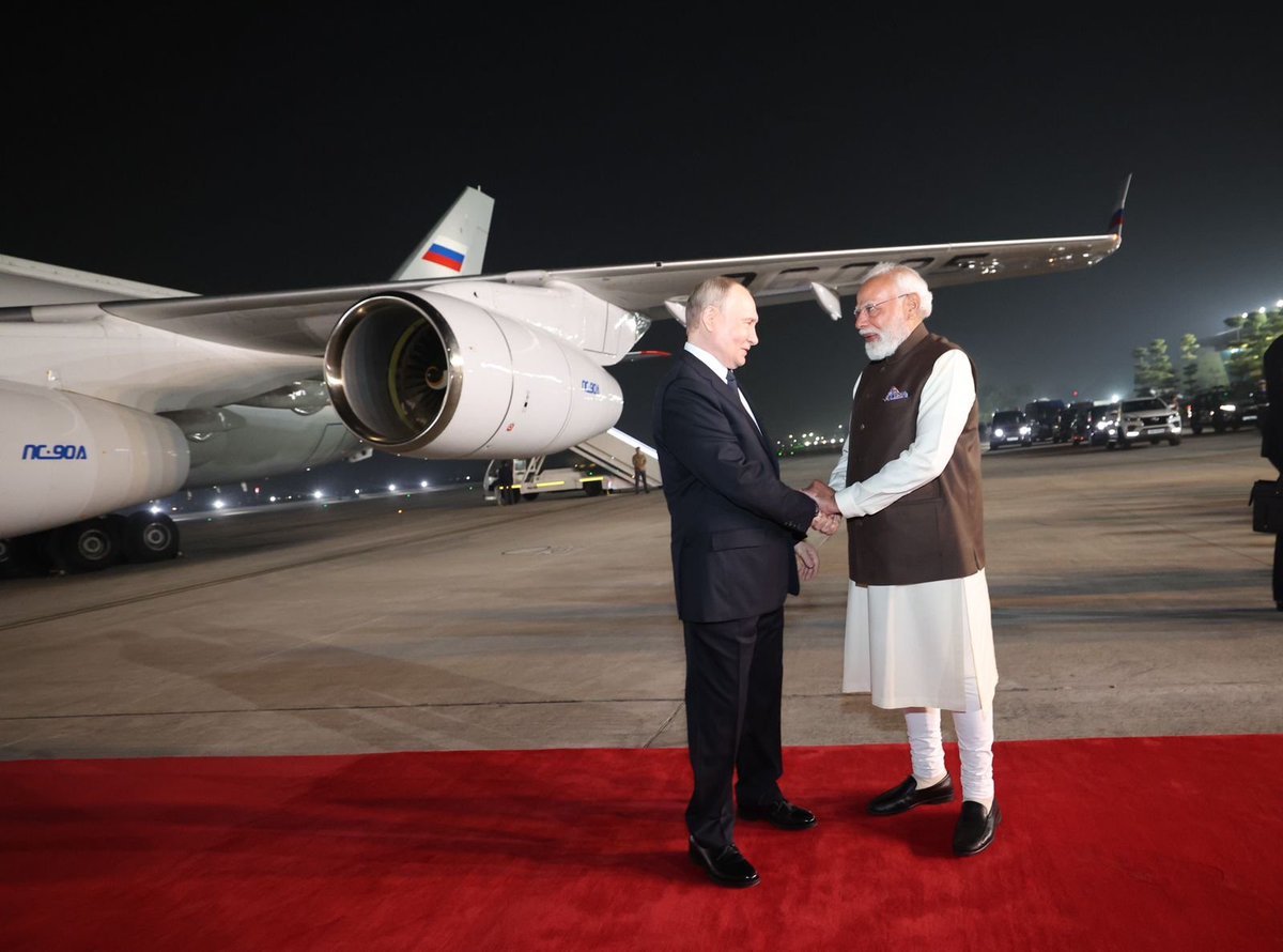L_ThinkTank's tweet image. [ 🇷🇺 RUSSIE | 🇮🇳 INDE ]

🔸 Vladimir Poutine est arrivé en Inde, où il a été accueilli par le Premier ministre Narendra Modi. Le Premier ministre indien se rejouit de recevoir le Président russe et affirme que l&apos;amitié entre les deux nations est bénéfique pour leurs citoyens.