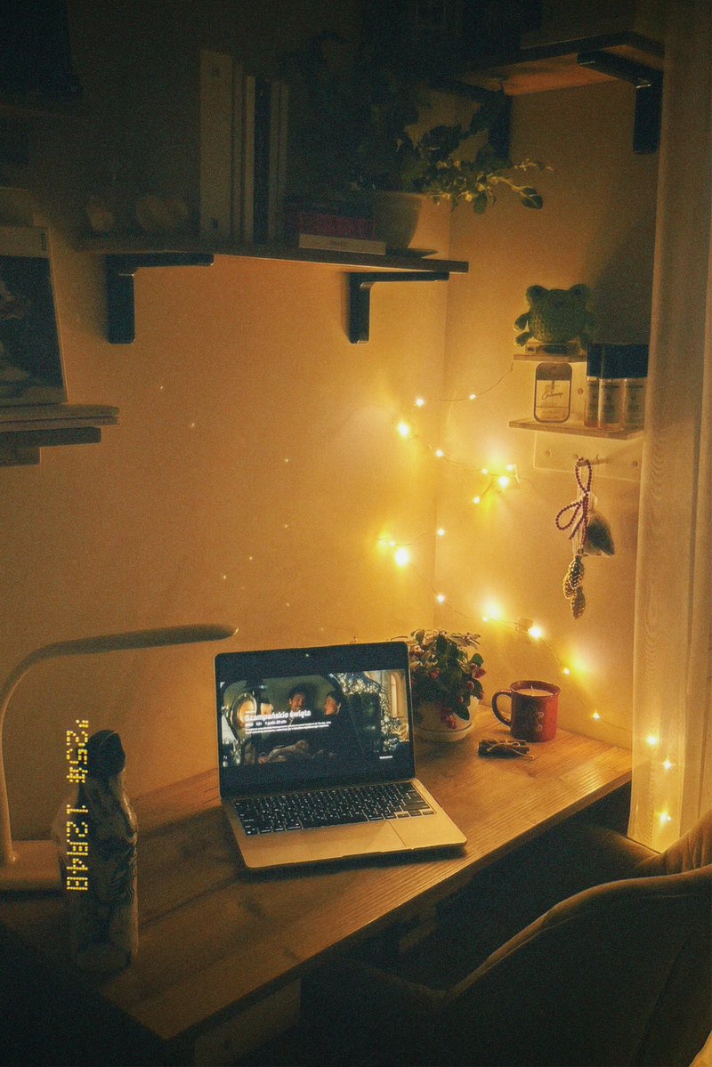 _kim_mi_yong's tweet image. сьогодні у мене був Netflix and chill, отож дивилася якийсь ромком, пила какао і прикрашала кімнату різдвяними штучками!