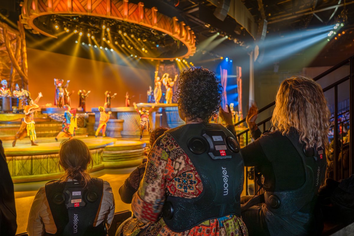 MagicOnTheWeb's tweet photo. Primeur in Europa! Bij #DisneylandParis kunnen dove &amp; slechthorende gasten de shows nu niet alleen zien, maar ook voelen 💜 Dankzij speciale vesten die muziek omzetten in vibraties beleef je TOGETHER: a Pixar Musical Adventure &amp; The Lion King op een unieke manier! #Inclusie https://t.co/DyXwBLSD8D