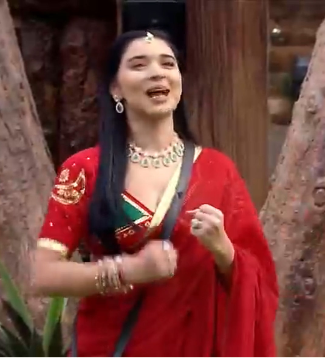 SatyavadiLadki's tweet photo. Bb was teasing Tanya kia bat kia kadahi se Tanya 
Wow congratulations Tanya becomes the 3rd finalist 
Tanya - thank you my fans so much 
JAI SHREE RAM 🥰😍

#TanyaMittal
#BiggBoss19 https://t.co/evCxCDoTOI