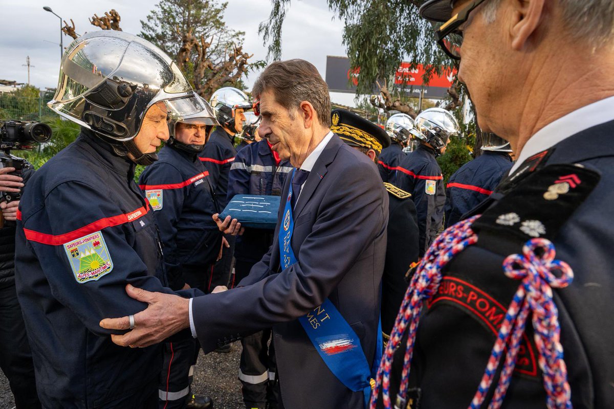 ca_ginesy's tweet photo. 🚒 Hommage, reconnaissance et engagement

Avec Monsieur le Préfet des Alpes-Maritimes, nous sommes réunis pour célébrer la Sainte-Barbe, moment fort de l’année pour nos sapeurs-pompiers des Alpes-Maritimes.
Une cérémonie empreinte d’émotion, de recueillement et de fraternité. https://t.co/UujHzanRlW