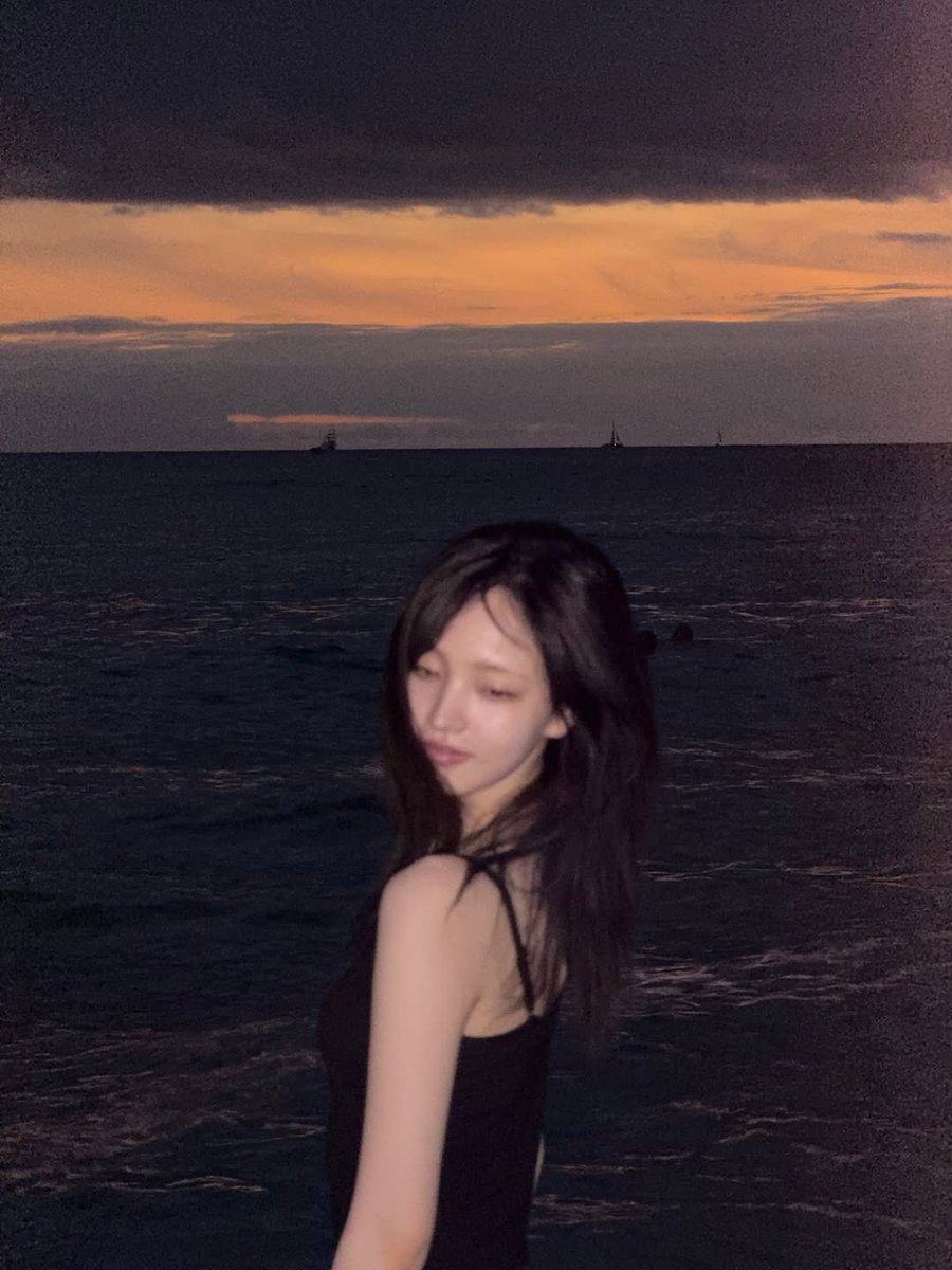 lizeui's tweet image. evening brushed my shoulders with its cool touch, and i let the waves whisper their little stories at my feet .. 🌊