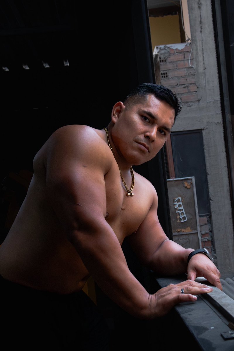 CholozPe's tweet image. 🚨¿Quién no se sentiría seguro en los poderosos brazos del fornido Piere?

➡️ Mira sus nuevas fotos aquí: patreon.com/posts/piere-14…