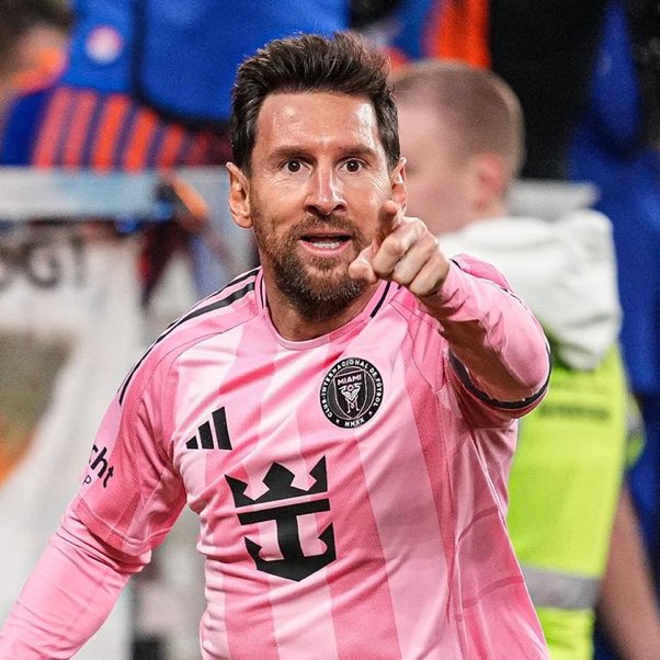 LaLigaBR's tweet photo. 🎙️ Lionel Messi: 

“Hoje em dia, as pessoas se concentram muito em estatísticas, e pessoalmente, eu não gosto muito de estatísticas.

Não acho que preciso dar uma assistência ou marcar um gol para bater um recorde ou superar fulano ou ciclano.

Eu vivo o jogo e o aproveito. Gosto de ser decisivo e de estar muito envolvido no fluxo da partida. Mas não jogo para isso e nunca dei importância a isso.

As coisas aconteceram naturalmente, não porque eu estivesse pensando que precisava dar uma assistência ou marcar um gol para bater um recorde ou superar alguém. As coisas simplesmente aconteceram porque aconteceram.”

🗞️ @SC_ESPN
