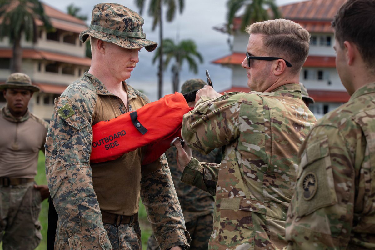 MARFORSOUTH's tweet image. Marines with 2nd LAR and Panamanian security forces conduct medical evacuation training at Base Aeronaval Cristóbal Colón in Panama on Dec. 2. #USMC #SOUTHCOM #Panama #MedicalEvacuation #Marines