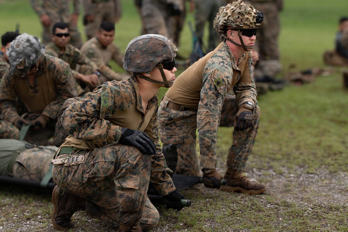MARFORSOUTH's tweet image. Marines with 2nd LAR and Panamanian security forces conduct medical evacuation training at Base Aeronaval Cristóbal Colón in Panama on Dec. 2. #USMC #SOUTHCOM #Panama #MedicalEvacuation #Marines