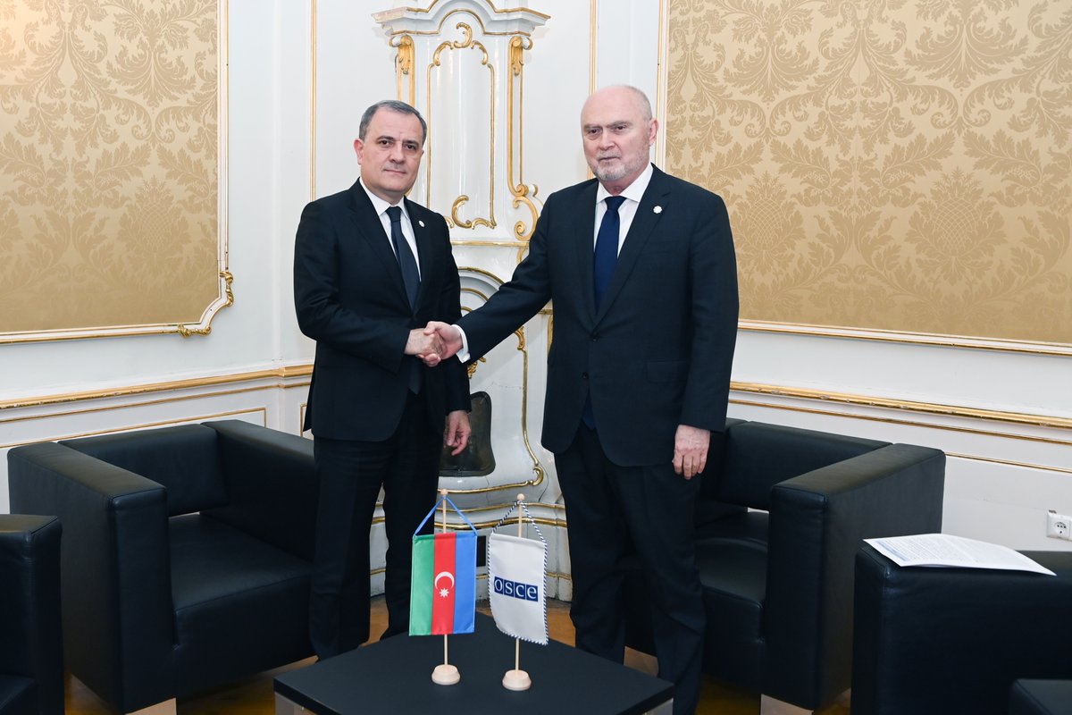 AzerbaijanMFA's tweet image. Minister of Foreign Affairs of #Azerbaijan @Bayramov_Jeyhun met with the Secretary General Feridun Sinirlioğlu @OSCESecGen on the margins of the 32nd Ministerial Council meeting of #OSCE in Vienna. 
 
At the meeting, the sides exchanged views on the current agenda and
