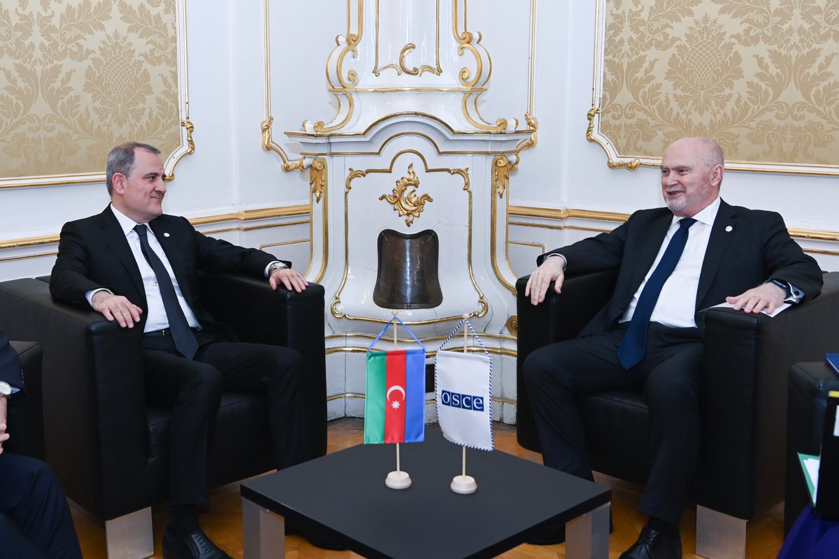 AzerbaijanMFA's tweet image. Minister of Foreign Affairs of #Azerbaijan @Bayramov_Jeyhun met with the Secretary General Feridun Sinirlioğlu @OSCESecGen on the margins of the 32nd Ministerial Council meeting of #OSCE in Vienna. 
 
At the meeting, the sides exchanged views on the current agenda and