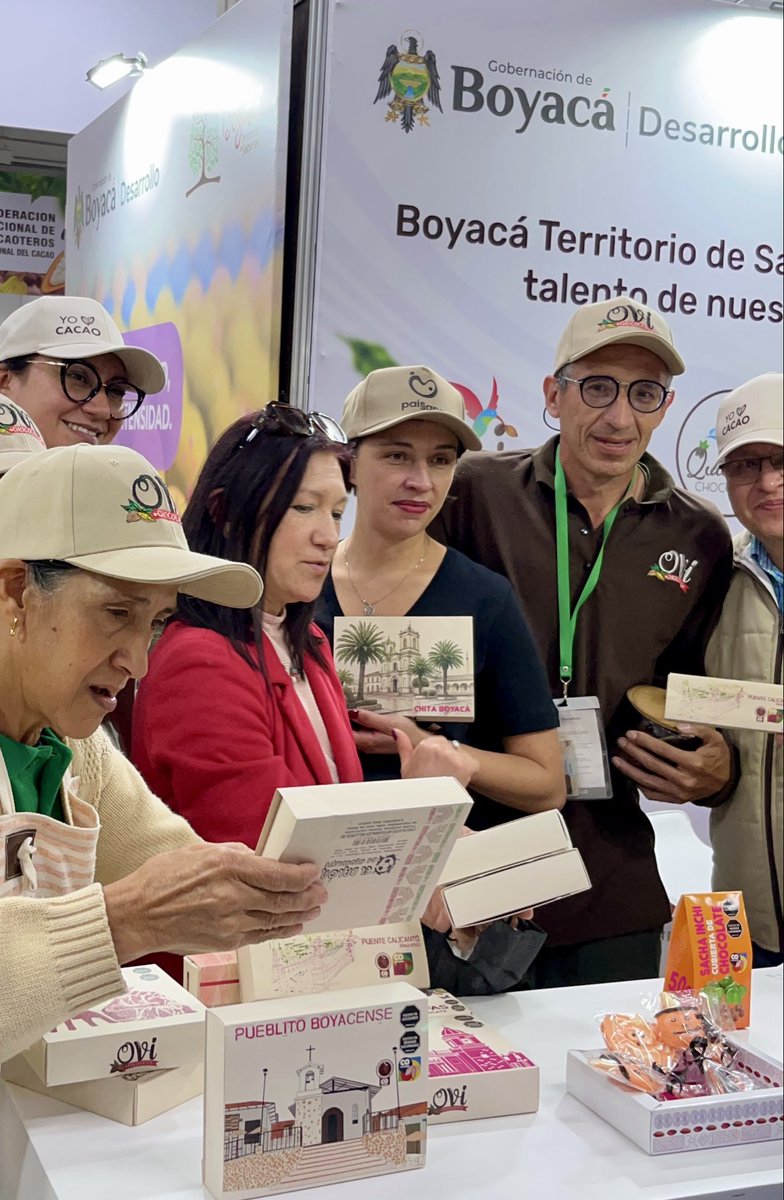 La Ministra <a href="/MinAgricultura/">Min. de Agricultura</a>  <a href="/MCarvajalinoV/">Martha Carvajalino</a> Martha Carvajalino con <a href="/fedecacao/">Fedecacao</a> visitó el stand #BoyacáTerritorioDeSabores en #Chocoshow 2025. Dialogó con cada empresario sobre sus modelos de negocio y representatividad de las comunidades campesinas productoras del cacao boyacense.