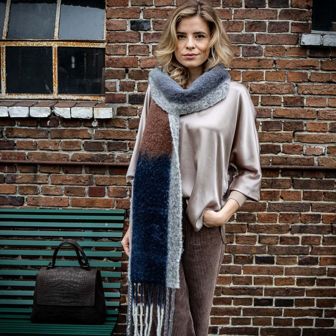 Kuschelig, stylisch – Alpaka
Altea bringt mit diesem Alpakaschal genau die richtige Mischung aus Wärme, Struktur und Farbspiel. Das voluminöse Garn fühlt sich angenehm weich an, während die Nuancen aus Oliv, Karamell und Grau den Look natürlich und harmo… instagr.am/p/DR2POYgDO62/