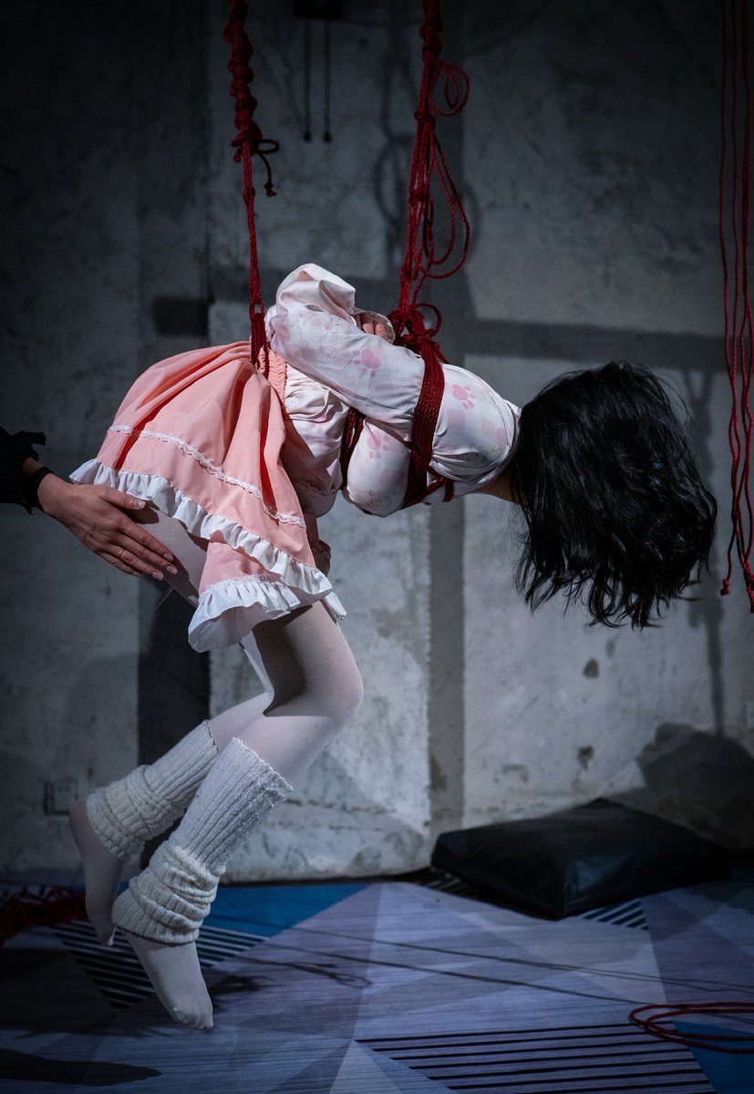 绳索与肌肤相遇，那不是束缚，而是对话。每一次缠绕都是一次探问，每一个绳结都是一句承诺。皮肤在压力下微微泛红，如同大地在雨季苏醒，留下短暂却深刻的印记。这不是痛，而是存在的确认——通过纹理的交织，两个灵魂在沉默中达成了无言的协议。绳痕终将褪去，但记忆的轨迹已深深刻入生命的脉络。#m