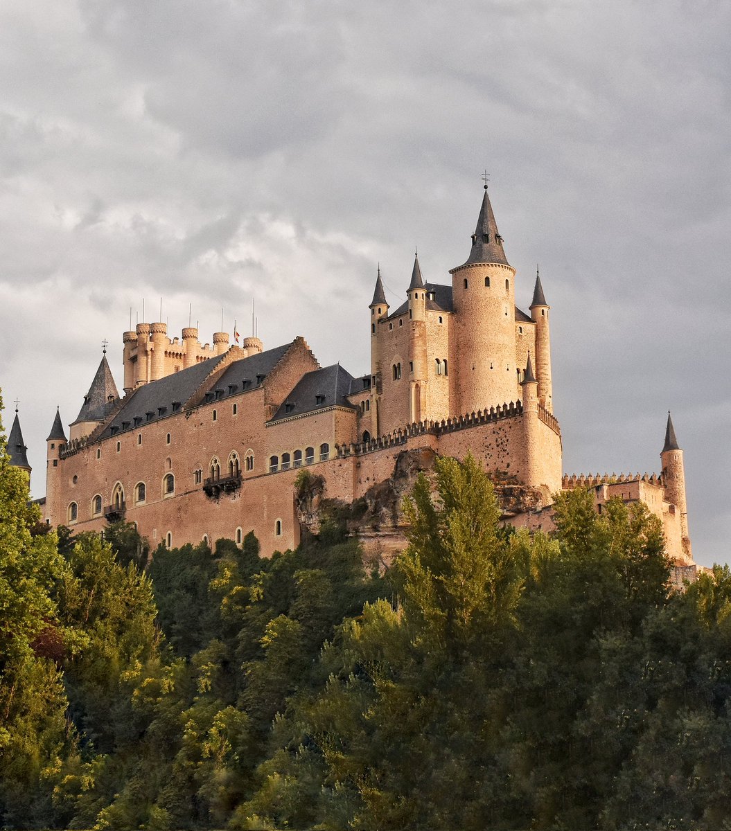 El majestuoso Real Alcázar de Segovia. Foto vía <a href="/RomanicoEspana/">Románico en España</a>.