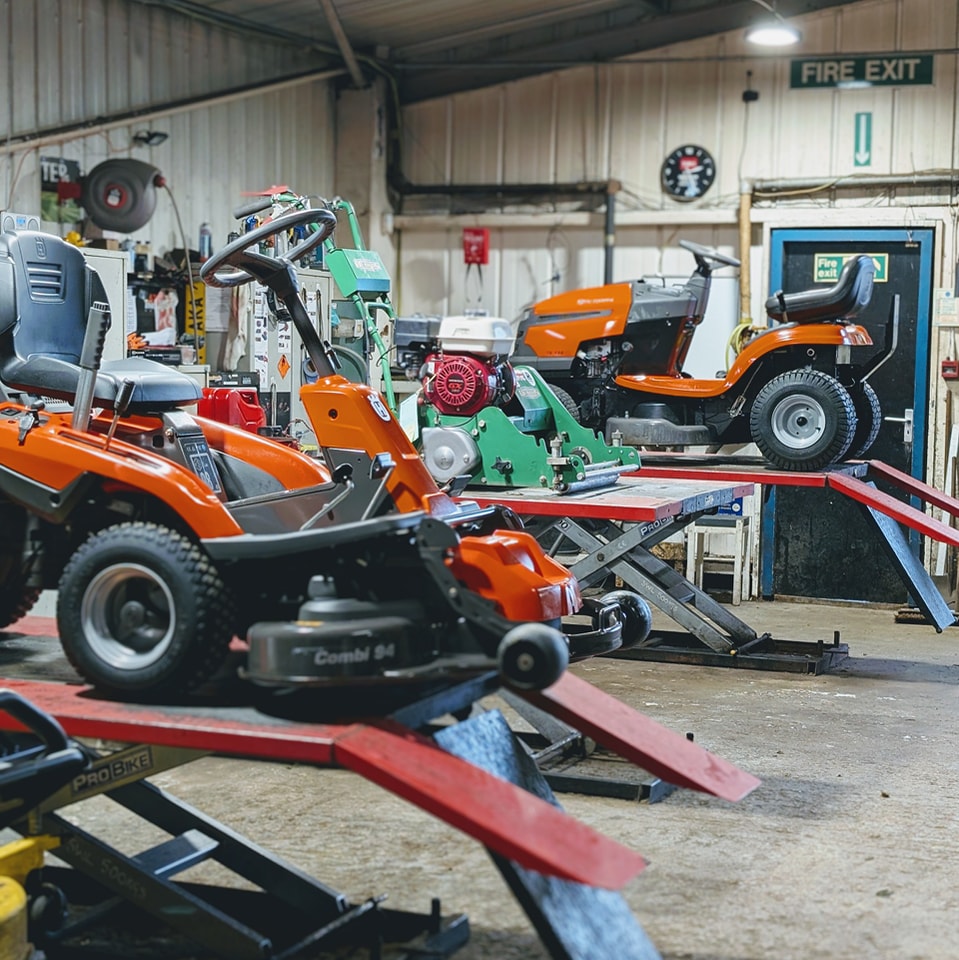 Did you know our EHS500/900 and PS450/800 lifts can be fully adapted for quads, ATVs, and even garden machines? Add side extensions to widen the table and easily raise larger vehicles to a comfortable working height 
probike.co.uk/lifts-and-stan…