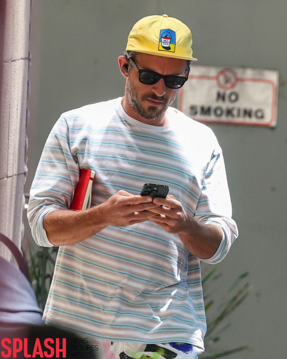 Looking just like a regular Sydney-sider Jonathan Bailey is seen glued to  his phone as he strolls through the city 📱