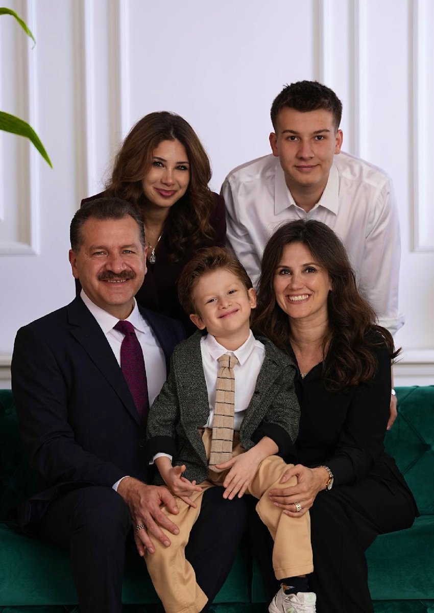 yucelyilmazyy's tweet photo. ADALET YERİNİ BULDU!

Yerel seçime 2 ay kala büyükşehir belediye başkanlığı dönemimde ailemi ve değerlerimi hedef alan, hiçbir somut delile dayanmayan iddialar; bağımsız yargı tarafından en ince ayrıntısına kadar incelenmiş ve tamamen iftira niteliğinde olduğu açıkça ortaya konmuştur. Verilen hapis cezaları ve karşı tarafın mahkûmiyeti, bu sürecin baştan sona kurgulanmış bir karalama operasyonu olduğunu tartışmasız şekilde ortaya koymuştur.

Bu süreçte, şahsımı ve ailemi hedef almak amacıyla, onurumu ve ahlaki kimliğimi zedelemeye dönük olarak; “gayrimeşru çocuk” ve “aldatma” gibi ahlaksız iddialar etrafında çirkin bir algı çalışması yapılmıştır. Buradan açık ve net olarak ifade ediyorum: Bu mesnetsiz söylemler, sadece siyasi amaçla üretilmiş, karakter suikastı niteliğinde iftiralardır.

Bu karar, şahsıma yönelik karalama çabasının organize bir manipülasyon girişimi olduğunu net biçimde göstermektedir. Aslında bu kararla birlikte; bu haberi yapan, yaptıran, yaymaya çalışan ve iftira atan zihniyete de gereken cevap verilmiştir. Hayatımın hiçbir döneminde aile sadakatimle, inancımla ve benimsediğim değerlerle bağdaşmayan bir tutum içinde olmadım. Bugün ortaya çıkan gerçek, aileme olan bağlılığımın ve duruşumun en güçlü teyididir.
Aile terbiyesiyle yetişmiş, örf ve adetlerine bağlı bir eş ve üç çocuk babası olarak; siyasete adım attığım günden itibaren şeffaflık, kamu emanetine sadakat ve ahlaki duruş ilkelerini rehber edindim. Alınan karar, bu ilkeler doğrultusunda yürüttüğüm görev anlayışının haklılığını bir kez daha ortaya koymuştur.

Görev sürem boyunca Balıkesir’e kazandırdığımız çalışmalar, hizmet odaklı belediyeciliğin en somut göstergeleridir. Bugün yargının ortaya koyduğu gerçek, çalışkan ve üreten belediyecilik anlayışımızın nasıl hedef alındığını da gözler önüne sermiştir. Ancak hiçbir algı operasyonu, şehrimize yaptığımız hizmetlerin üstünü örtememiştir.
Bu süreçte bana en büyük desteği veren ve her türlü iftiraya rağmen vakarını koruyan eşime, evlatlarıma ve yol arkadaşlarıma içtenlikle teşekkür ediyorum.

Hangi görevde olursam olayım; aile birliğini, değerlerimizi ve şehrimizin itibarını önceleyen bir duruşla hizmet etmeye devam edeceğim. Bugün alınan karar, sadece bir aklanma değil; aynı zamanda liderliğimizin ve şehrimize olan bağlılığımızın güçlü bir geri dönüşünün işareti olmuştur.

Kamuoyuna saygıyla duyurulur.

Yücel Yılmaz
Önceki Dönem Balıkesir Büyükşehir Belediye Başkanı