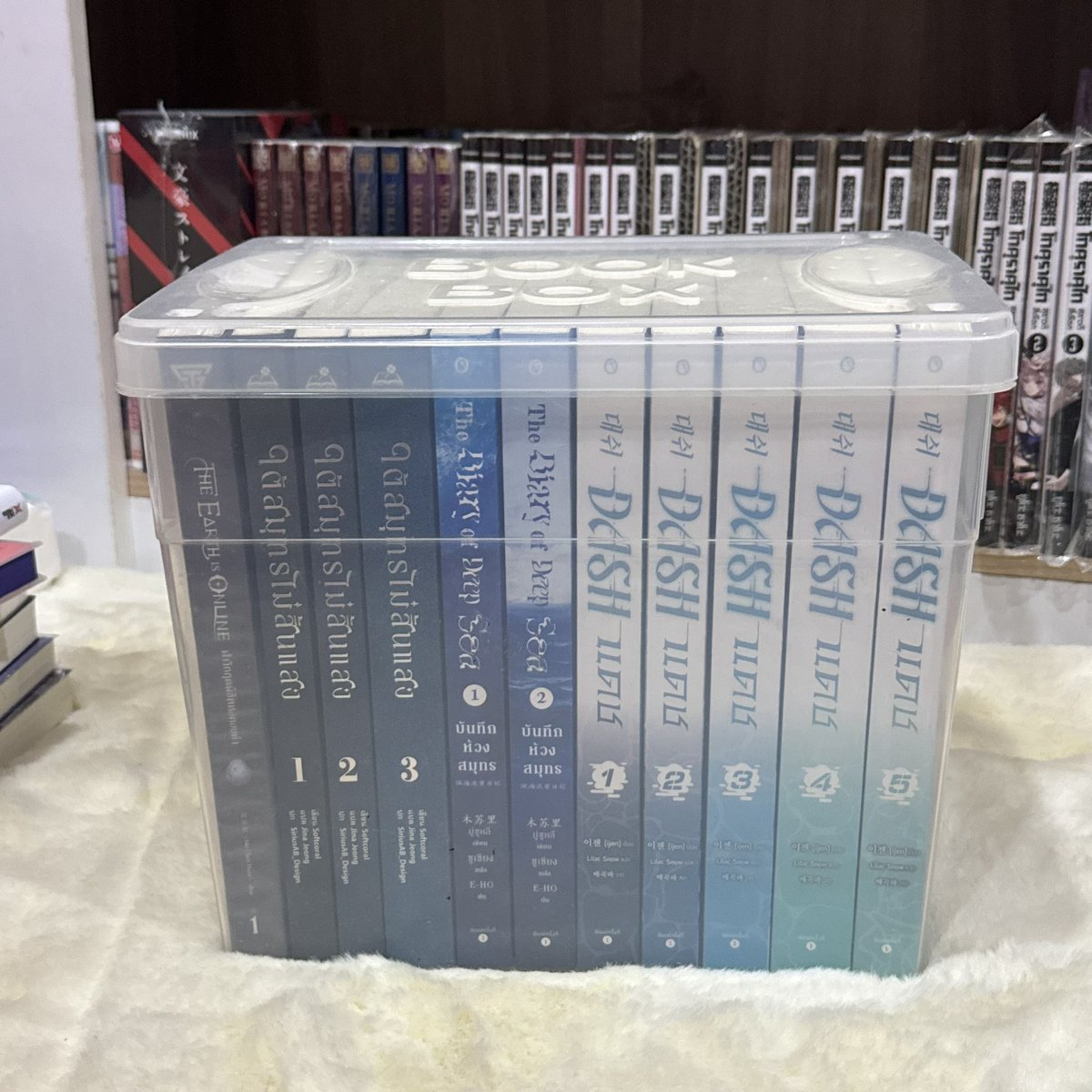 กล่องเก็บหนังสือคือเฟบไอเท็มของเราตลอดไป ใครที่เดินทางไปพักต่างที่บ่อย/อยากประหยัดพื้นที่ในการเก็บหนังสือ น้องเป็นตัวเลือกที่ดีมากเลย หนังสือที่เรารักปลอดภัยหายห่วง แข็งแรง กันน้ำ กันฝุ่น เคลื่อนย้ายก็สะดวกมากค่ะ✨