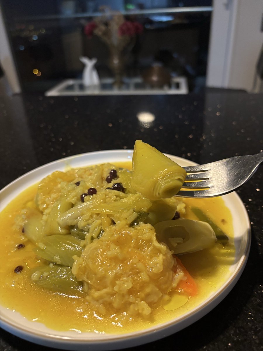 Girit usulü pırasa

Ben hiç  sevmem diyenlerin bile denemek isteyeceği bir yemek. En çok sevdiğim iki pırasa tarifinden birisi.
Sadece damaklara değil hatıralara da dokunan bir yemek. Mübadele ile gelen ve gitmek zorunda kalan tüm iyi insanlara.

Portakalı soyup, tüm beyazlarını