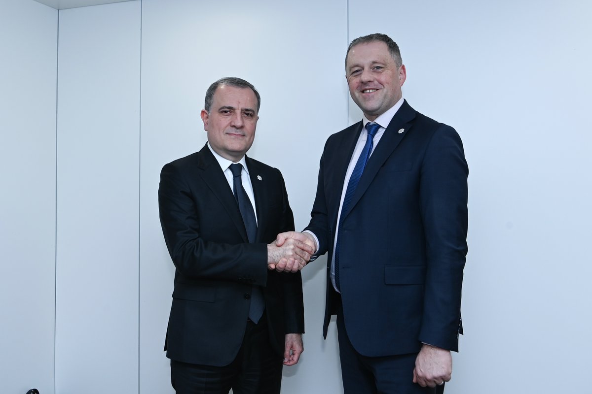 AzerbaijanMFA's tweet image. Minister of Foreign Affairs of Azerbaijan @Bayramov_Jeyhun met with the Minister of State for European Affairs &amp;amp; Defence @ThomasByrneTD of Ireland on the margins of the 32nd Ministerial Council meeting of #OSCE in Vienna.
 
The sides discussed the positive dynamics in 🇦🇿–🇮🇪