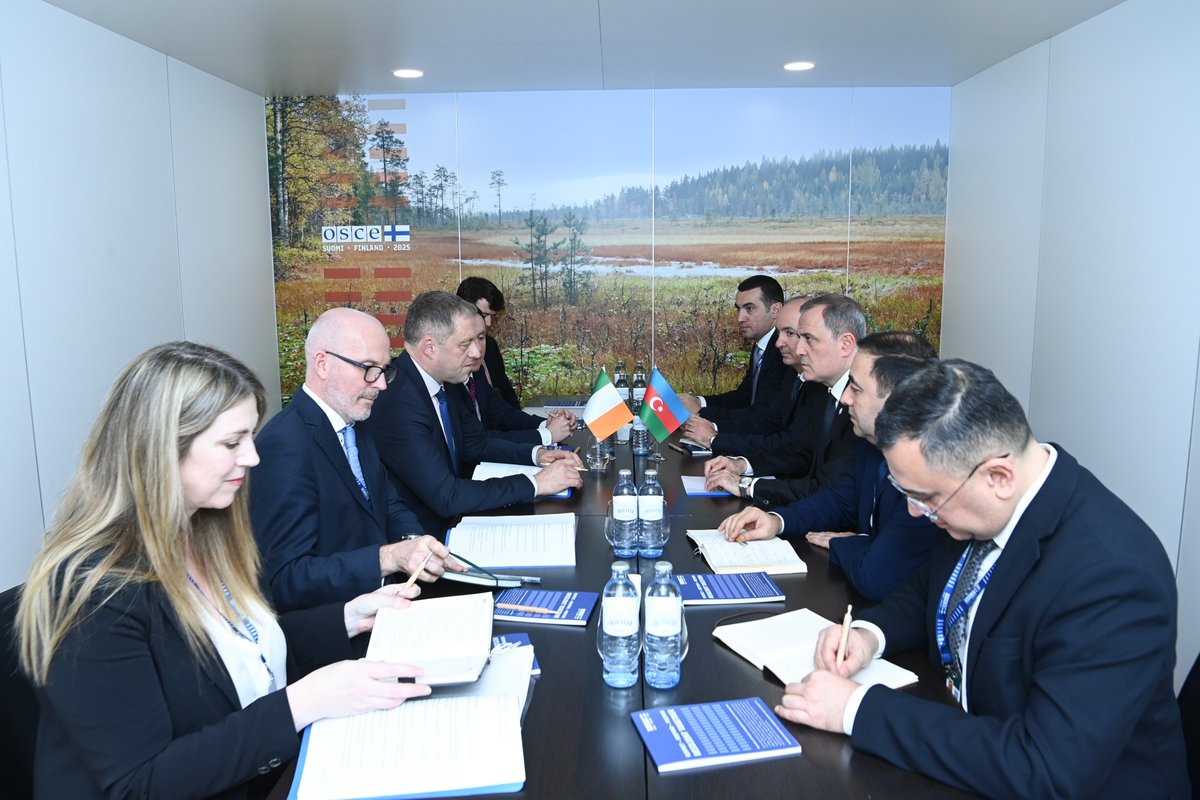AzerbaijanMFA's tweet image. Minister of Foreign Affairs of Azerbaijan @Bayramov_Jeyhun met with the Minister of State for European Affairs &amp;amp; Defence @ThomasByrneTD of Ireland on the margins of the 32nd Ministerial Council meeting of #OSCE in Vienna.
 
The sides discussed the positive dynamics in 🇦🇿–🇮🇪