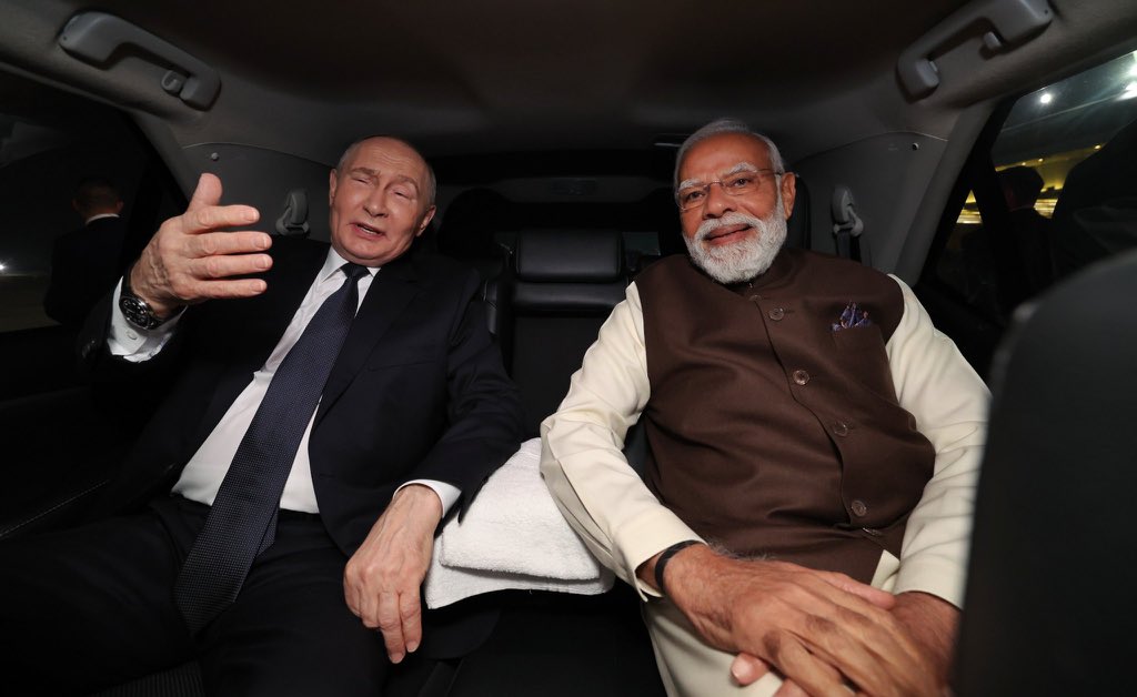 Rameshbhimtal's tweet image. Meanwhile Trump
तुम अगर मुझको ना चाहो तो कोई बात नहीं,

तुम किसी और को चाहोगे तो मुश्किल होगी ।
#PutinInIndia 
#IndiaRussiaFriendship