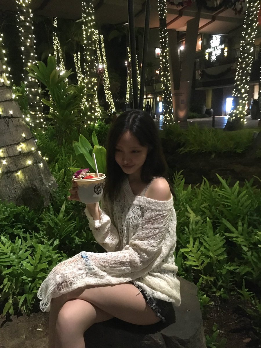 lizeui's tweet image. 🍧 / .. 내 디저트는 여름과 자그마한 소원의 향으로 가득했어. 한 숟가락마다 고요한 밤이 품은 가장 고운 빛이 조용히 드러나더라. 마치 꿈속에서 살짝 깨어난 듯이