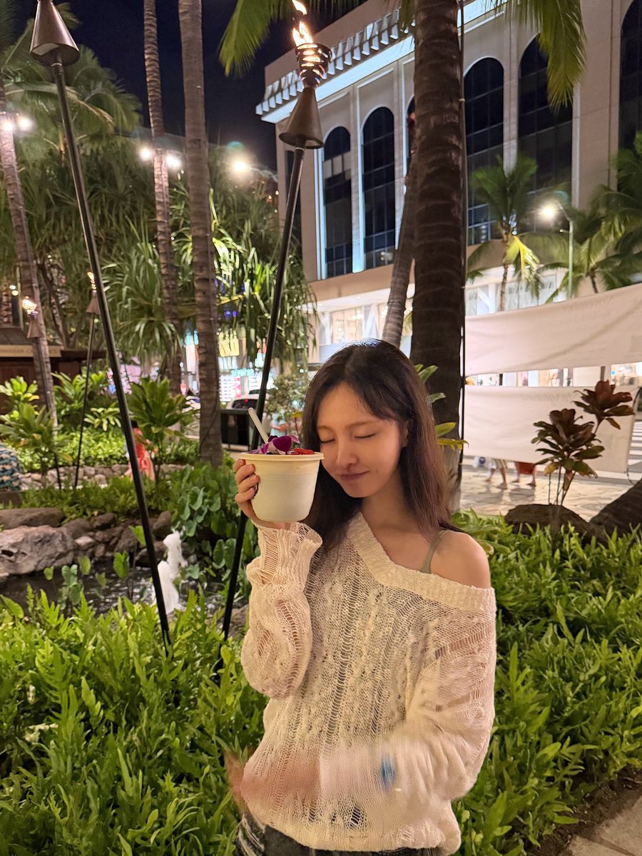 lizeui's tweet image. 🍧 / .. 내 디저트는 여름과 자그마한 소원의 향으로 가득했어. 한 숟가락마다 고요한 밤이 품은 가장 고운 빛이 조용히 드러나더라. 마치 꿈속에서 살짝 깨어난 듯이