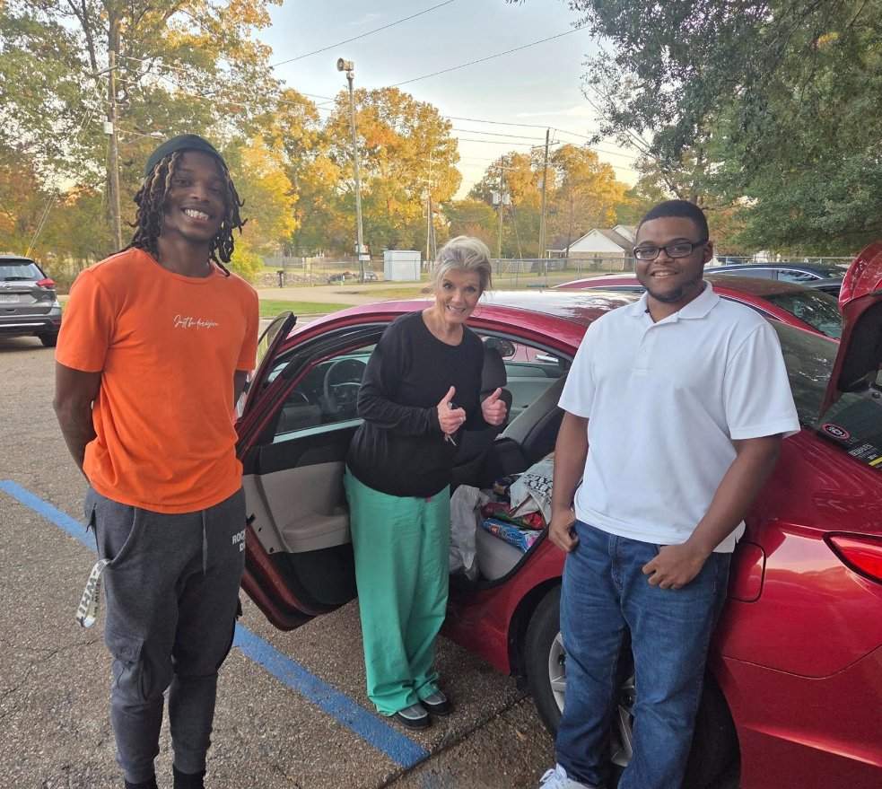 STEPPING UP TO SERVE: Two Belhaven Students Collect Supplies for Local Animal Shelter ocv.im/47digli