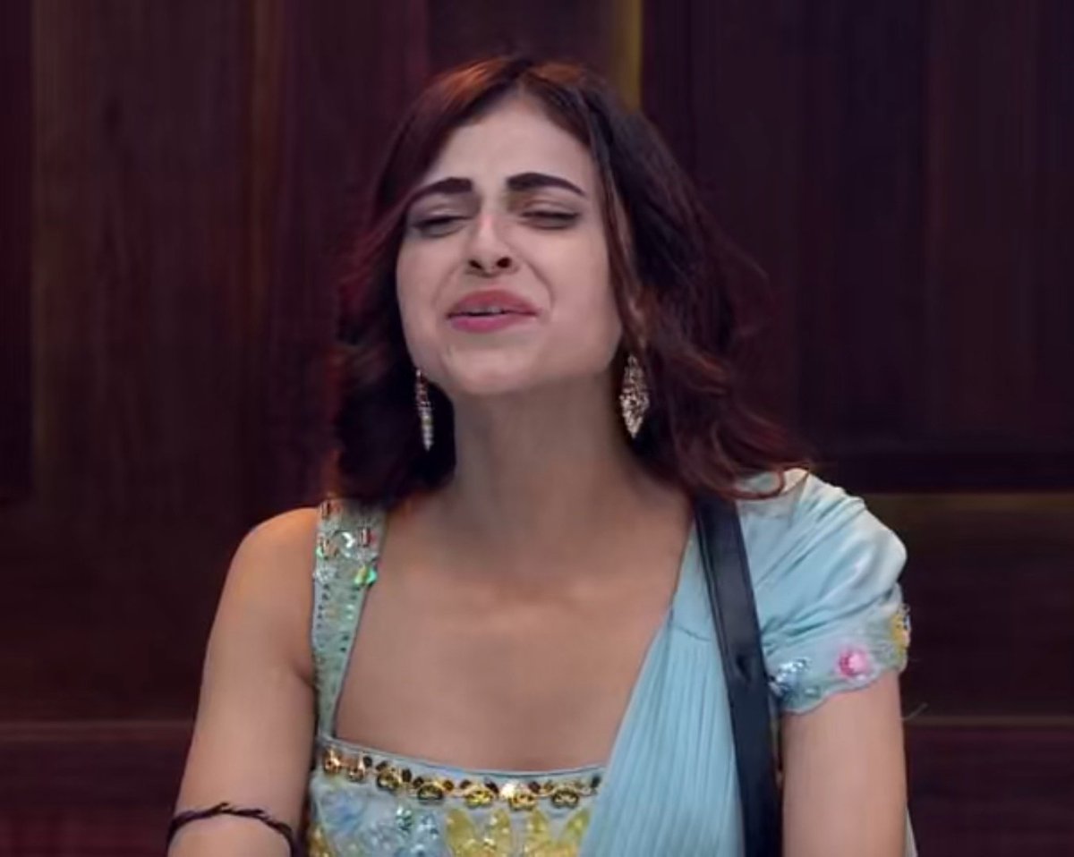its_SanyHere's tweet photo. Look at Her Reaction After seeing Her #BiggBoss19 trophy 🎀🥹

Ye Queen 👑 this trophy is belongs to You and We Will make Sure this ✓

Guys Voting Line Open Ho Chuki Hai Toot Pado only #FarrhanaBhatt deserves to win this Show.
#BB19 https://t.co/le6TegP3CL