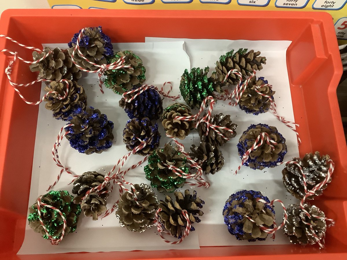 MrsMoseleyEYFS's tweet photo. York Class have embraced the glue and glitter to make beautiful decorations for our school Christmas tree! @LeasStAndrews https://t.co/BCr8uFjuHD