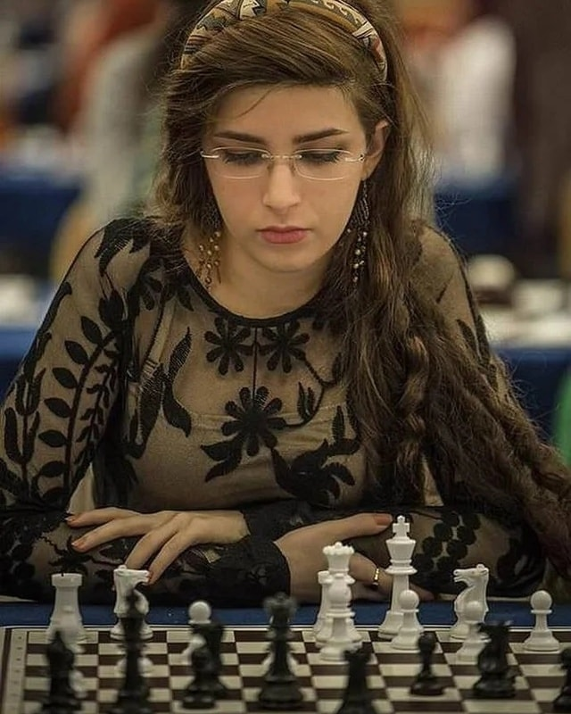 Иранская шахматистка Дорса Дерахшани играет за сборную США после того, как ей запретили играть без хиджаба в своей собственной команде