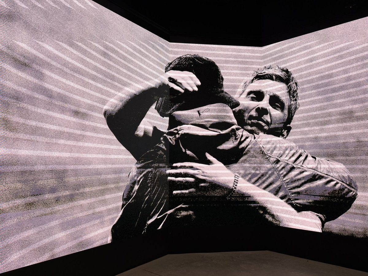 ClockingGames's tweet image. Oasis pop up shop Piccadilly Circus #Oasis #oasislive25