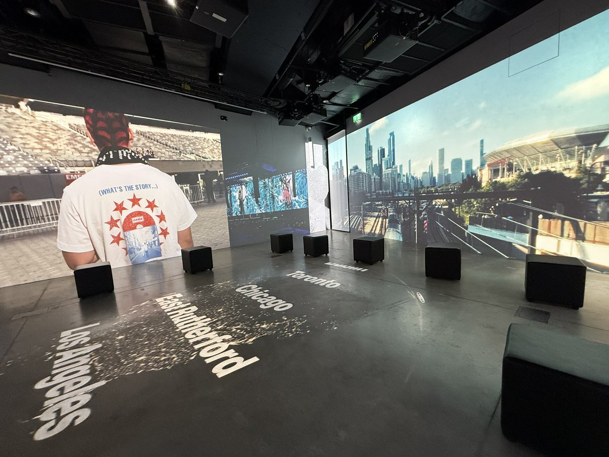 ClockingGames's tweet image. Oasis pop up shop Piccadilly Circus #Oasis #oasislive25