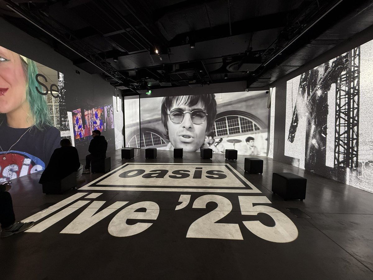 ClockingGames's tweet image. Oasis pop up shop Piccadilly Circus #Oasis #oasislive25