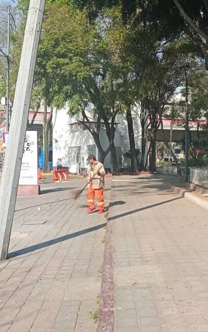 #BuenosDías☀️

Realizamos labores de limpieza y recolección de residuos sólidos en el Jardín Juan Nepomuceno Pardavé, para mantenerlo en óptimas condiciones. ¡Conservemos limpias nuestras áreas verdes, por el bien de todas y todos!🧹🚮

#ServiciosUrbanos 
#VCCercaDeSuGente