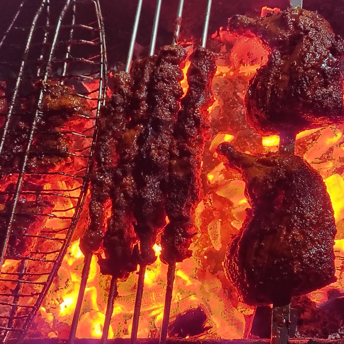 sovonchowdhury6's tweet image. শীতের রাতে ঘোরাঘুরি 🥶❤️