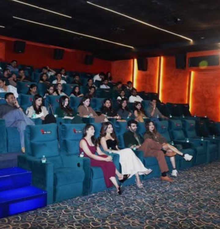 sh0rya_'s tweet image. #AukaatKeBaharStreamingNow
#ElvishYadav #ElvishArmy  
Premier of aukaat ke bahar